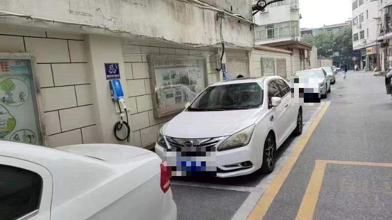 充電車(chē)位屢被占，難題何解？