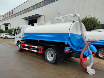 城市環(huán)衛(wèi)中的“清道夫” 灑水車與吸糞車的角色與意義